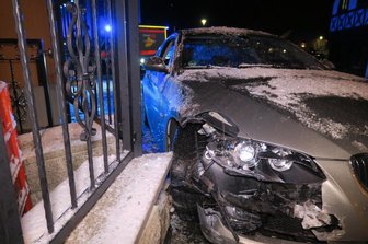BMW kollidiert mit Mauer - Zwei Verletzte -