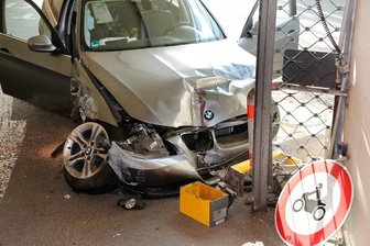 BMW kracht gegen Tiefgaragentor -