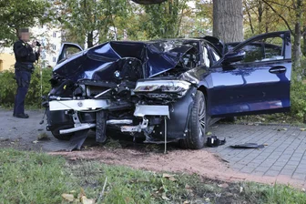 BMW kracht in Chemnitz gegen Baum - zwei Verletzte am Freitagabend - Am Freitagabend landete in Chemnitz ein BMW an einem Baum.