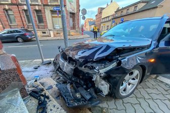 BMW kracht in Falkenstein gegen Haus - Ein BMW hat an der Falkensteiner Bahnhofstraße ein Haus gerammt.