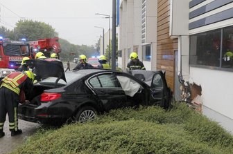 BMW prallt gegen Supermarkt - Fahrer stirbt -