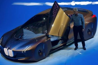 BMW stellt Zukunftsvision vor - So stellt sich der Autobauer BMW im 100. Jahr seines Bestehens das Autofahren in 25 bis 30 Jahren vor. Den Visionen haben Entwickler und Konstrukteure mit der Konzeptstudie "Vision" eine Form gegeben, die auf der BMW-Präsentation zum Jubiläum vorgestellt wurde: Das Auto fährt automatisch. Fahrer und Fahrgäste sitzen sich im Wagen gegenüber, lesen oder trinken einen Kaffee. Die Technik zeigt dem Fahrer die Ideallinie und die optimale Geschwindigkeit. Auf der Windschutzscheibe erscheint ein digitales Abbild der Umgebung, das auch im Nebel die Straße zeigt und vor Hindernissen hinter der nächsten Kurve warnt. Auf dem Display erscheinen dagegen nur Informationen, die im Moment wichtig sind - alles andere wird ausgeblendet. Im Stau, im Stop-and-go-Verkehr oder auf der Autobahn kann der Fahrer seine Zeit so besser nutzen und das Steuer dem Computer übergeben.