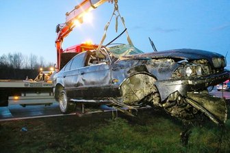 BMW überschlägt sich auf A4 -