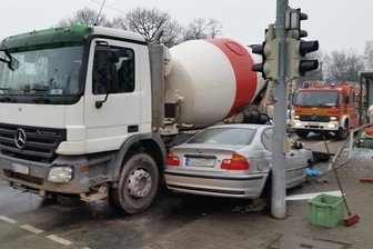 BMW von Lkw gerammt und gegen Wartehäuschen geschleudert -