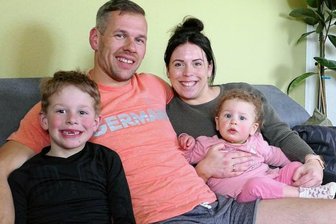 Bob-Anschieber Candy Bauer: "Für mich schließt sich ein Kreis" - Wohlfühloase Sofa: Candy Bauer mit seiner Frau Lydia und seinen Kindern Hugo und Heidi. 