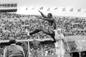 Bob Beamon: Olympiagold von 1968 versteigert - Der damals 22-Jährige Bob Beamon auf dem Sprung zu Olympiagold.