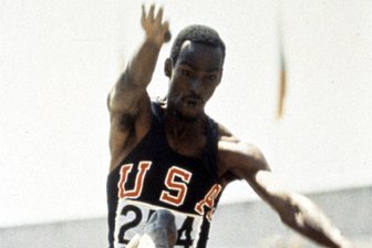 Bob Beamons Jahrhundertsprung-Gold wird versteigert - Bob Beamon 1968 auf dem Sprung zu Olympiagold.