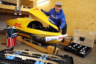 Bob: Der Juniorenweltmeister kommt aus Chemnitz - Junioren-Weltmeister Maximilian Illmann in seiner Bobgarage.