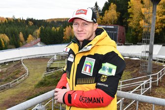 Bob-Dominator Francesco Friedrich: Eine gebrochene Hand ist ja kein Beinbruch - Francesco Friedrich vor der Bobbahn in Altenberg. Hier findet im Januar mit dem Weltcupfinale die Generalprobe vor Olympia statt.