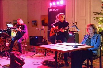 Bob Dylan Abend lockt 80 Interessierte auf die Rochsburg - Im ausverkauften Haus trafen sich jetzt Ralf (links) und Alexander Fischer von Fischer & Folk sowie Hannelore Gruner-Sturm von der Stadtbücherei Lunzenau zu einem Bob-Dylan-Abend auf Schloss Rochsburg.