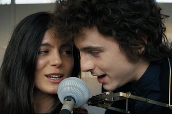 Bob Dylan, Maria Callas oder Maurice Ravel: Wenn das Leben die Drehbücher schreibt - Timothée Chalamet als Bob Dylan und Monica Barbaro als Joan Baez in „Like a Complete Unknown“. Der Film gilt als sehr gelungenes Beispiel eines Biopics.