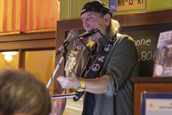 Bob Dylan, Neil Young, Cat Stevens: Musikalische Zeitreise im Erzgebirge - Sänger Andreas Schirneck ist musikalischer Stammgast im „Papperla Pub“ in Annaberg.