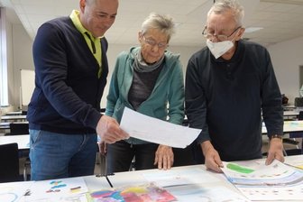 Bob-Olympiasieger bewertet Kunstwerke - Die Jury bei der Arbeit: Alexander Szelig, Gabriele Lehmann und Siegfried Wagner (von links) beim Begutachten der eingereichten Bilder.