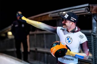 Bob- und Skeleton-WM: Emotionaler Axel Jungk fährt mit Medaille heim - Axel Jungk hat doch noch Grund zum Jubel.