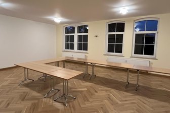 Bobenneukirchen: Gemeinderäume nach über drei Jahren wieder nutzbar - Der große Saal im Gemeindeamt ist mit Parkett belegt und mit LED ausgestattet. Ab Herbst tagt hier wieder der Rat.