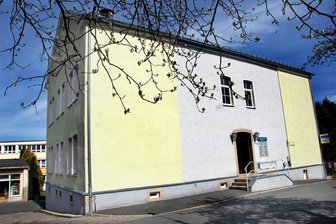 Bobenneukirchen: Sanierte Räume sollen Parkett erhalten - In der alten Schule in Bobenneukirchen sollen Saal, kleiner Veranstaltunsraum und Flur Parkett erhalten.