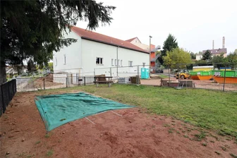 Bobritzsch-Hilbersdorf funkt SOS: Schulsportanlagen sind dringend sanierungsbedürftig - Der Sportplatz hinter der Turnhalle der Grundschule Hilbersdorf ist stark sanierungsbedürftig.