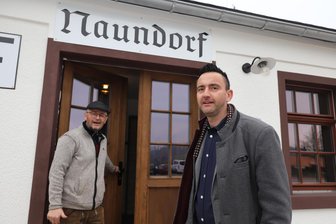 Bobritzsch-Hilbersdorf hat neues Prunkstück: Bahnhof Naundorf ist kein Schandfleck mehr - Stolz und glücklich: Bürgermeister René Straßberger und Mitinitiator Steffen Schmieder (l.) am alten Bahnhof Naundorf.
