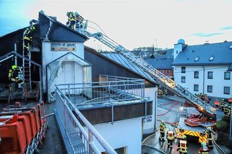 Bockau: 100.000 Euro Schaden nach Brand an Supermarkt - An Silvester musste die Feuerwehr zu dem Supermarkt in Bockau ausrücken.