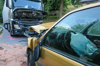 Bockau: Lkw und Pkw stoßen auf der Bahnhofstraße frontal zusammen - 