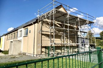 Bockauer Großprojekt schreitet voran - Die Turnhalle an der Grundschule Bockau erhält eine umfassende Sanierung. Noch liegt das Projekt zeitlich und finanziell im Plan. 