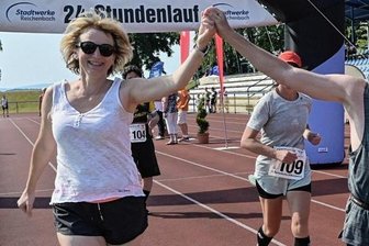 Bockauer läuft in seinen 35. Hochzeitstag hinein - Silke und Thomas König aus Bockau haben am Sonntag ihren 35. Hochzeitstag gefeiert. In Reichenbach lief der Langstreckenspezialist mit seiner Frau gemeinsam durch den Zielbogen.