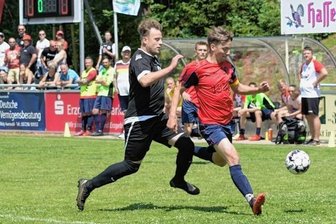Bockauer lassen nichts anbrennen - Die Bockauer - hier schirmt Kapitän Ernst Döschner (rechts) den Ball vor Grünstädtels Kenny Hellmich ab - setzten sich in einem hitzigen Finale die Krone des Kreisklassenpokals auf.