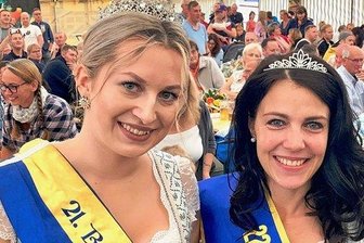 Bockauer Wurzelfest: Schärpe und Krönchen wechseln nach zwei Jahren die Besitzerin - Sabrina Lenk (l.) hat das Amt der Wurzelkönigin von Bockau am Sonnabend an Tina Georgi weitergegeben. Foto: Anna Neef