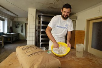Bockbier zum Essen: Mülsener Bäcker kreiert Brot mit preisgekröntem Mauritius-Bier - Benjamin Richtsteiger zeigt in der Mülsener Backstube, wie der Teig fürs neue Bockbierbrot entsteht.