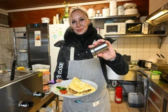 Bockwurst, Soljanka und Schnitzel: Taura feiert Rückkehr des Kult-Imbisses neben dem Antiquariat Walhalla - Victoria Voigt bereitet im Imbiss in Taura ein Bauernfrühstück zu. Die 25-Jährige hat jetzt einen festen Job beim Schaustellerbetrieb Stransky erhalten, der den Kiosk unweit des Antiquariats Walhalla betreibt.