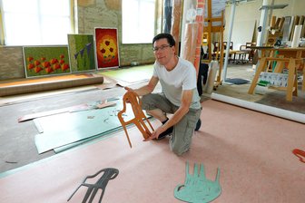 Bodenbelag als Kunst an besonderer Stelle in Lichtenstein - Ulrich Haselhuhn lässt in Lichtenstein Linoleum-Kunst entstehen. Auch Stühle werden dafür ausgeschnitten.