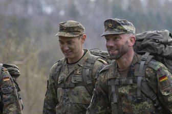 „Bodenständig und locker“ - Frankenbergs General geht: Warum der Bürgermeister ihn schätzt - Brigadekommandant David Markus (l.) beim Gedenkmarsch 2026 für die Opfer des Karfreitagsgefechts 2010.