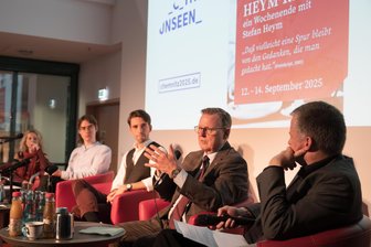 Bodo Ramelow im Kulturhauptstadt-Gespräch: „Stefan Heym muss zu Tiktok!“ - Podiumsdiskussion zur „Heym-Reise“ im Chemnitzer Tietz mit Prof. Daniela Nelva (Universität Turin), Alexander Beard (Masterstudent der University of Cambridge), Tobias Frank (Technische Universität Chemnitz), Bodo Ramelow (Vizepräsident des Deutschen Bundestags) und Michael Müller (Internationale Stefan-Heym-Gesellschaft)