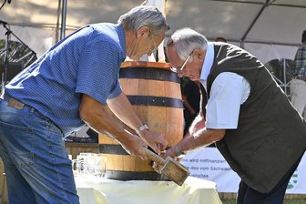 Böhmische Wurst und Bier für 2 Euro: Dieses Fest im Vogtland geht durch den Magen - Eine Erinnerung an das Grenzfest 2024: Die guten Freunde und Altbürgermeister Hans Kreuzinger (links, Schönbach/Luby) und Klaus Herold (Erlbach) zapften zum ersten Mal gemeinsam ein Fass Freibier an.