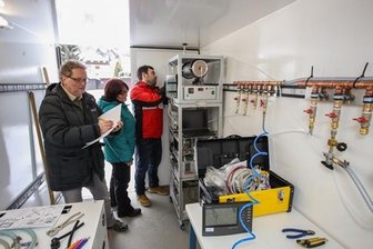 Böhmischer Nebel - Neue Station misst Industrieabgase - Alfred Wiedensohler vom Leibnitz-Institut für Troposphärenforschung und seine beiden Mitarbeiter Anja Schmidt und Maik Merkel (v. l.) beim Aufbau der Technik in der neuen Deutschneudorfer Messstation.
