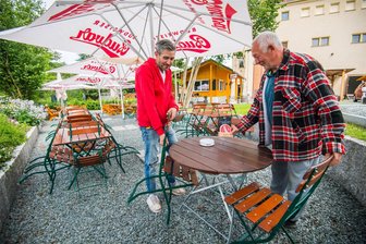Böhmisches Bier im Jahnsdorfer Umspannwerk: Der Traum des Sven Hetsch - Ehemaliges Umspannwerk in Jahnsdorf: Inhaber Sven Hetsch (li.) und sein ehemaliger Schwiegervater Otto Meißner beim Einrichten des Biergartens.