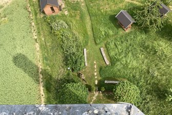 Böhrigen: Vereinsmitglieder machen Aussichtsturm fit für die Jubiläumssaison - Das sehen Besucher des Turms in Böhrigen beim Blick von der Spitze nach unten.