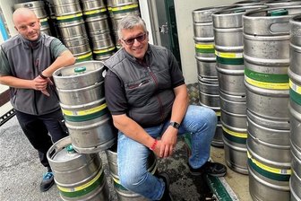 "Böhse Onkelz" in Chemnitz: Für Fans sind 500 Fass Bier verkaufsbereit - Was Michael Kratzer (rechts im Bild mit Marcel Golombek) und sein Team in den vergangenen Tagen ranschleppten, soll vor allem dafür sorgen, dass es auf dem Konzert der Band "Böhse Onkelz" am Donnerstagabend in der Messe Chemnitz gut läuft.