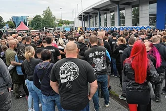 Böhse Onkelz live in Chemnitz: Der Riss durch unsere Mitte - Der Gesellschaft abgewandt? Onkelz-Fans vor der Messe in Chemnitz. Für das Konzert selbst waren keine Pressefotografen zugelassen.