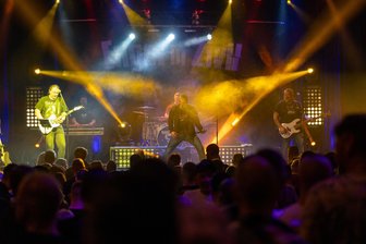 Böhse-Onkelz-Nacht im Tivoli Freiberg: Engel in Zivil lassen es krachen - Am Freitag ließen es die „Engel in Zivil“ im Tivoli Freiberg krachen.