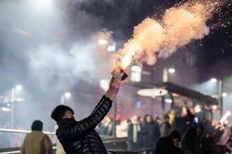 Böller-Attacke auf dem Plauener Postplatz am Silvesterabend: Jetzt meldet sich ein Augenzeuge zu Wort - Junge Leute sorgten am Silvesterabend auf dem Plauener Postplatz für gefährliche Böller-Attacken. Sie feuerten auch Feuerwerksbatterien aus der Hand ab, wie es dieses Symbolfoto demonstriert.