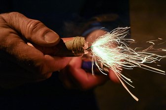 Böller aus Wohnhaus geworfen: 25-Jähriger in Chemnitz verletzt -