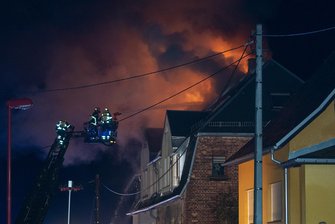 Böller-Unfälle: Drei Verletzte im Erzgebirge - Dachstuhl im Vogtland in Flammen - Eine Silvester-Rakete traf ein Zweifamilienhaus im vogtländischen Auerbach.