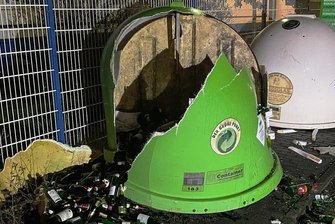 Böller verursachen im Erzgebirge Schäden im fünfstelligen Bereich - In Aue ist in der Silvesternacht vermutlich durch Feuerwerkskörper ein Glas-Container zerstört worden. 