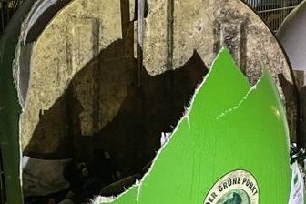 Böller verursachen Schäden im fünfstelligen Bereich - In Aue ist in der Silvesternacht vermutlich durch Feuerwerkskörper ein Glas-Container zerstört worden. 