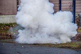 Böllerattacke zum Jahreswechsel im Vogtland: Warum das Landgericht den Angeklagten freigesprochen hat? - Vor rund einem Jahr war eine Frau durch einen Böller schwer verletzt worden: ein Fall für das Landgericht.