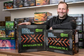 Böllern wie die Profis: Pyrotechniker im Erzgebirge sehen Trend zum Verbundfeuerwerk - Das zweiteilige Verbundfeuerwerk gehört in diesem Jahr zu den Neuheiten der Kühnhaider Firma von Andreas Voigt.