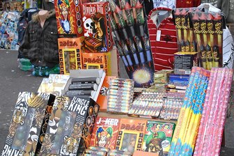 Böllerprozess in Freiberg: 21-Jähriger soll Tür einer Windkraftanlage aufgesprengt haben - Auf Märkten in Tschechien - hier in Vojtanov - werden mitunter auch Böller angeboten, die wegen ihrer Sprengkraft in Deutschland Restriktionen unterliegen. Derartige Knaller sollen eine Windkraftanlage beschädigt haben.