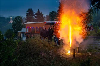 Böllerschüsse begleiten Eröffnung des Bergfestes in Pobershau - Am Pobershauer Skihang ließen es die Zschopauer Schützen krachen.