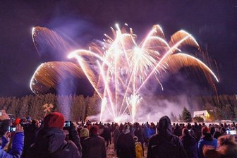 Böllerverbot: "Feuerwerk ist nicht der Auslöser der Gewalt" - Auch beim Feuerzauber in Kretscham vor wenigen Tagen ist Blackboxx-Pyrotechnik im Einsatz gewesen. "Unsere Firma hat sich 2022 an einem Pilotprojekt beteiligt, um gezielt junge Menschen auf die Gefahren von illegalen Böllern und den richtigen Umgang mit Feuerwerk hinzuweisen", sagt Pyrotechniker Andreas Voigt. 
